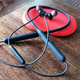 Los OnePLus Bullet 2 Wireless, con su bolsa de transporte de silicona
